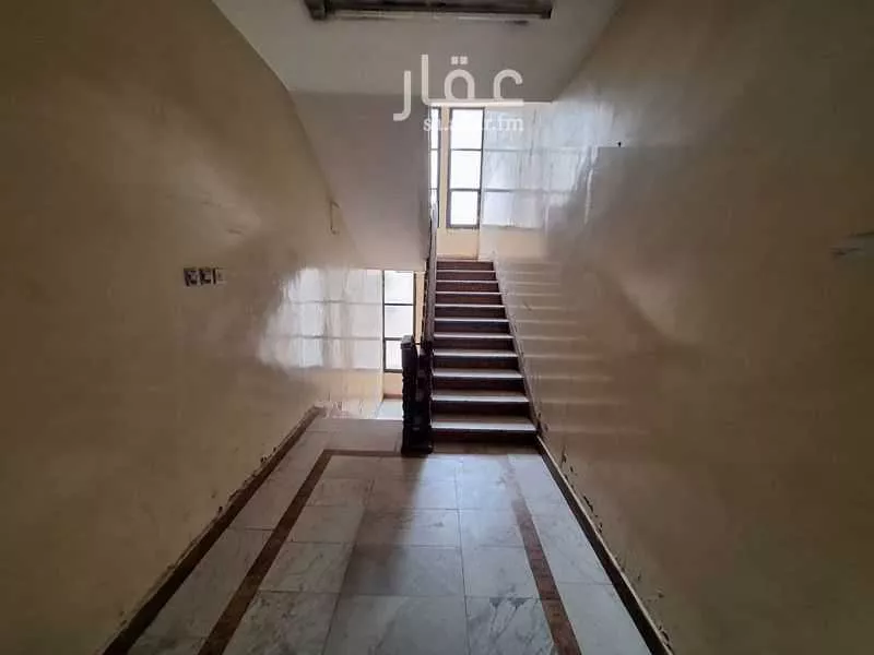 عمارة 1300 م² في المربع 10