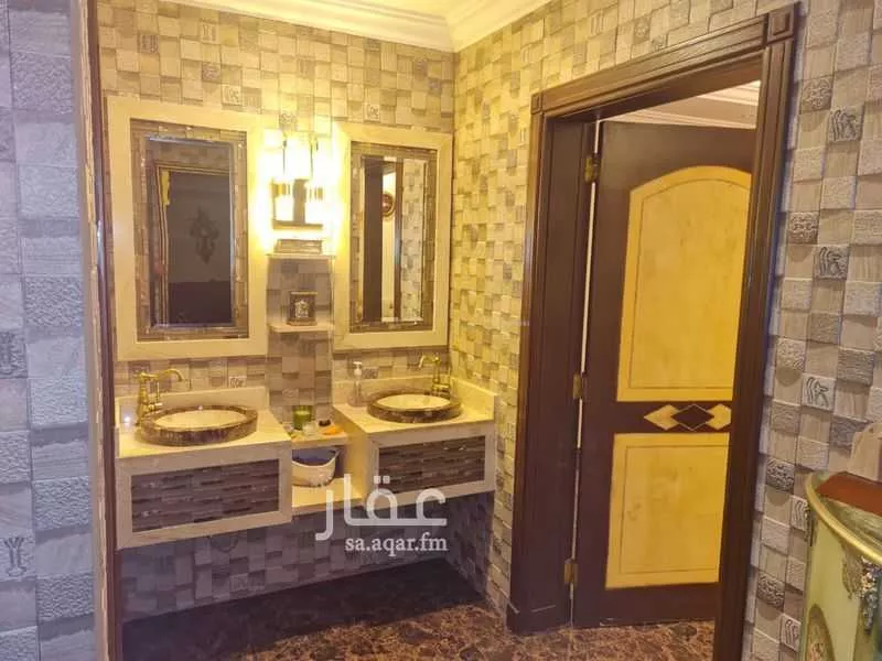 فيلا 9 غرف في الوادي 10