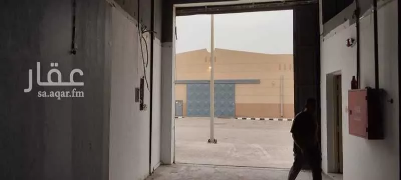 مستودع 2563 م² في النهضة 4