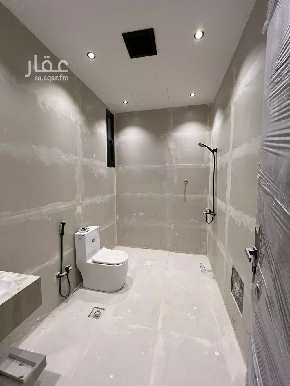 فيلا 6 غرف في الحزم 8