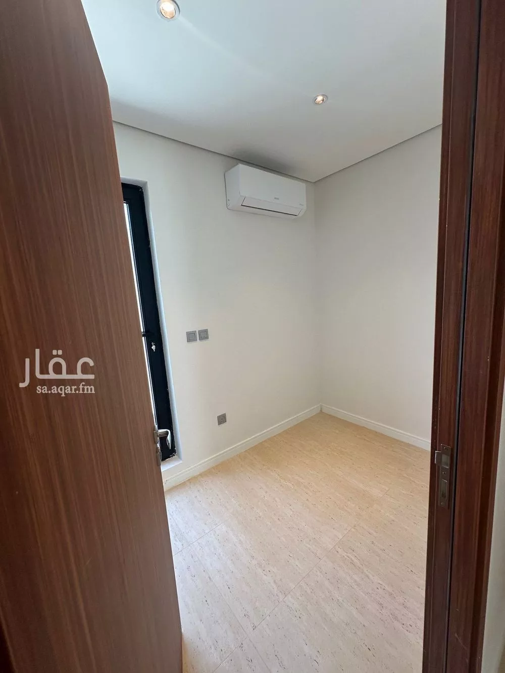 فيلا 5 غرف في العارض 10