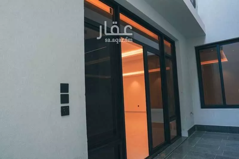 فيلا 4 غرف في الشراع 9