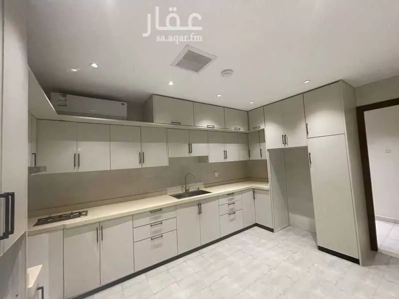 4 bedroom villa in Al Janadriyah 9
