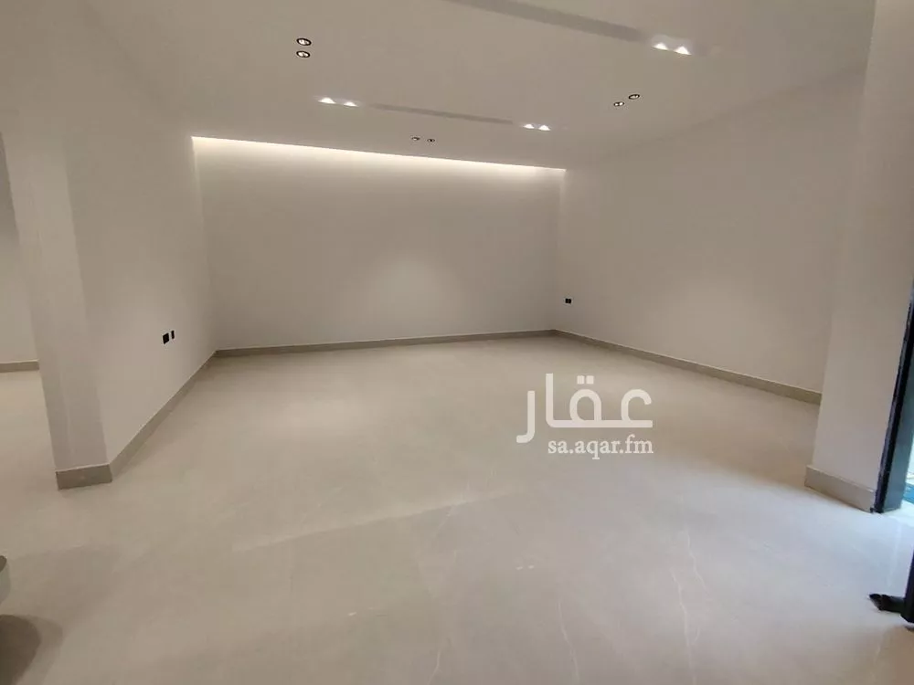 5 bedroom villa in Al Janadriyah 8