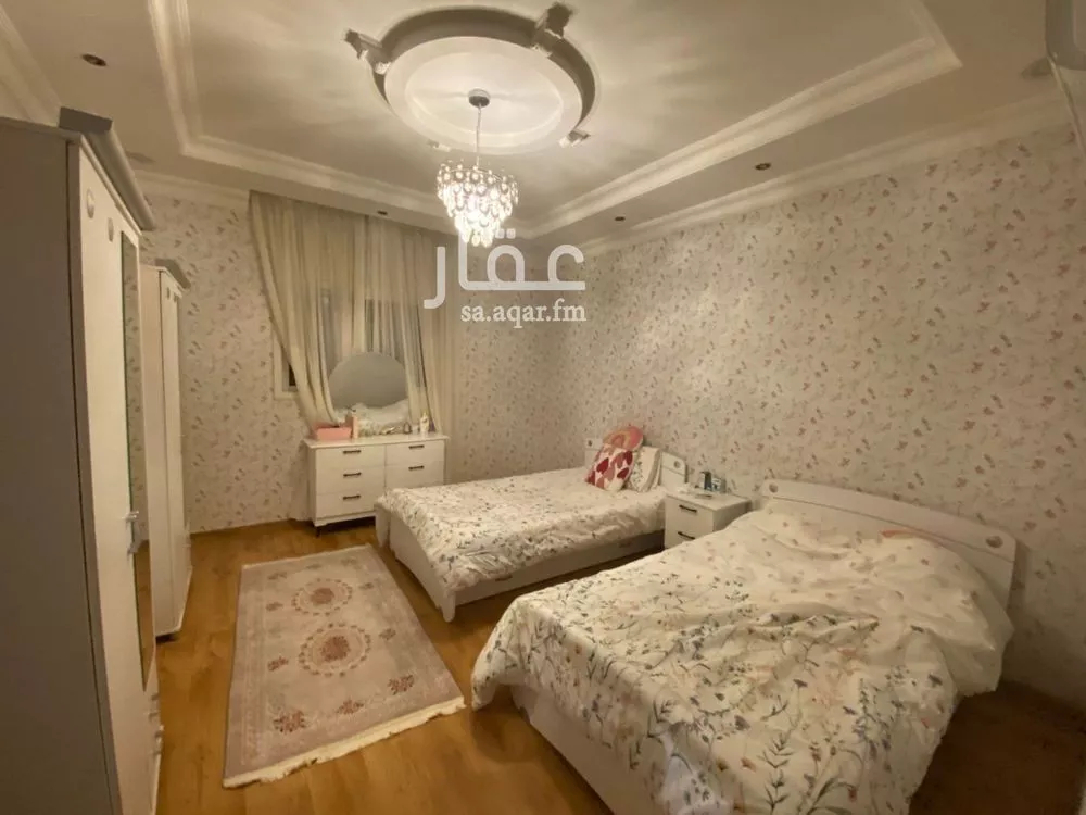 فيلا 5 غرف في عرقة 10