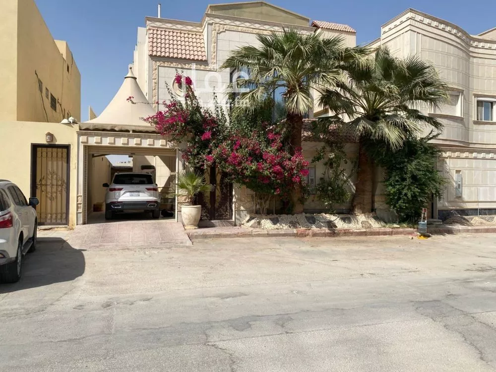 8 bedroom villa in Irqah 5