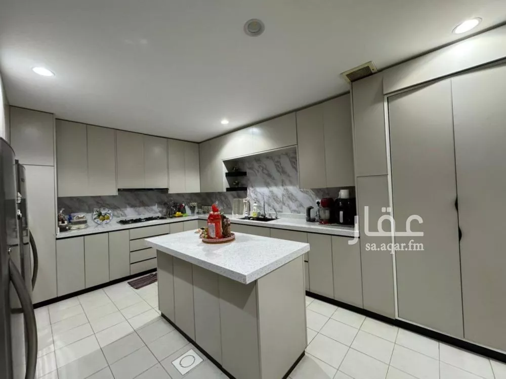 5 bedroom villa in Ishbiliyah 7