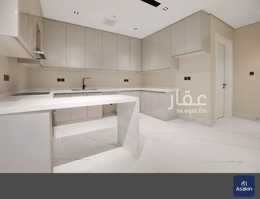 825 sqm building in Al Aridh 9