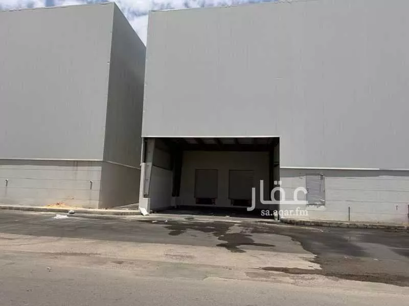 مستودع 9679 م² في السلي 8
