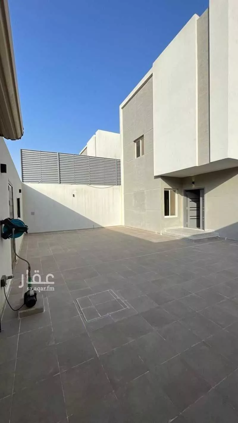 5 bedroom villa in Al Janadriyah 2
