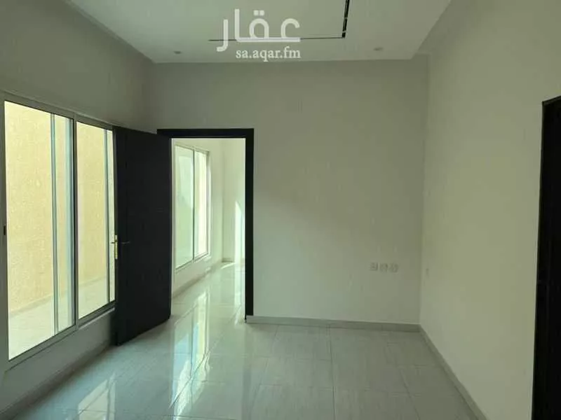 فيلا 5 غرف في الشرق 10