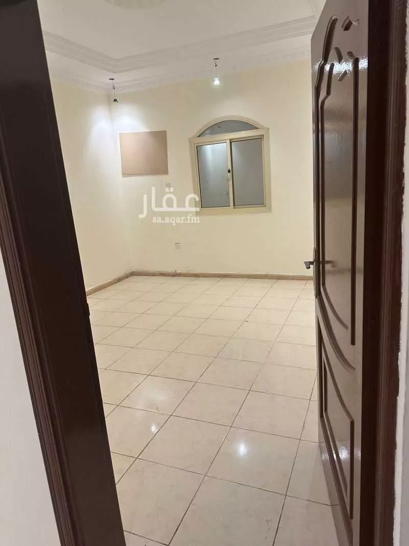 شقة 64 غرف في النخيل 8
