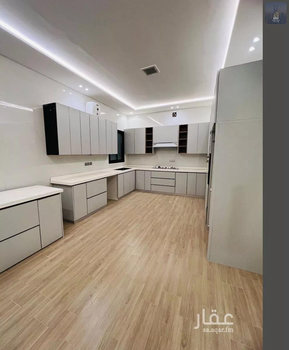 5 bedroom villa in Al Janadriyah 8