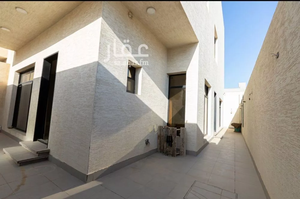 5 bedroom villa in Al Malqa 26