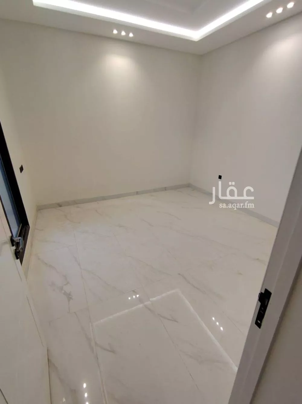 فيلا 4 غرف في الجنادرية 9
