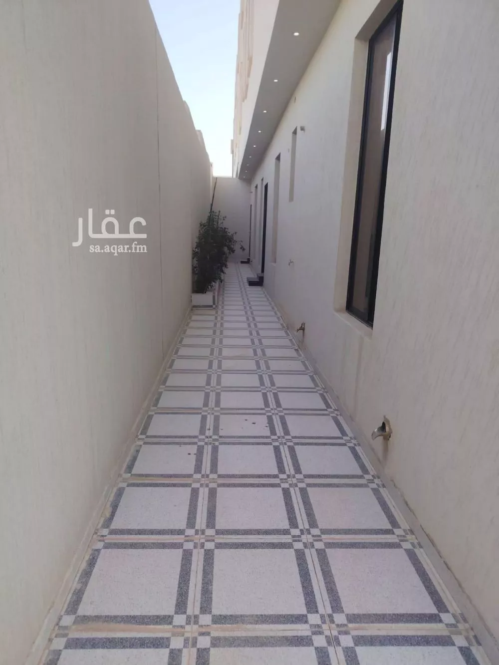 فيلا 8 غرف في الشرق 20