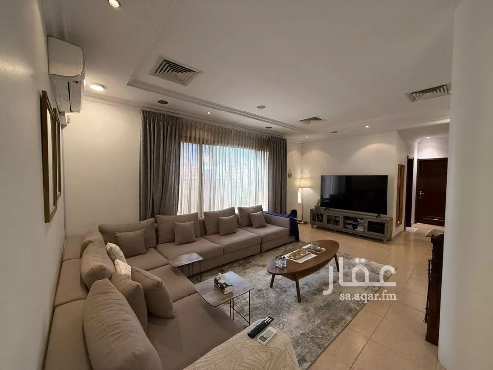 فيلا 4 غرف في الكورنيش 8