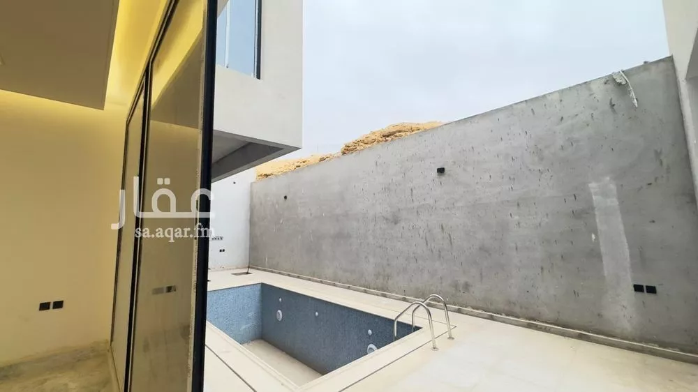 فيلا 8 غرف في الملقا 9