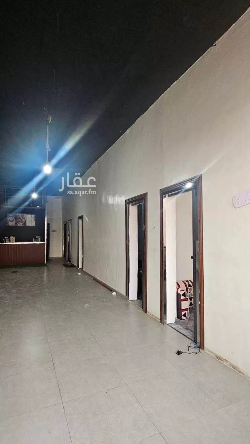 محل 840 م² في طويق 8