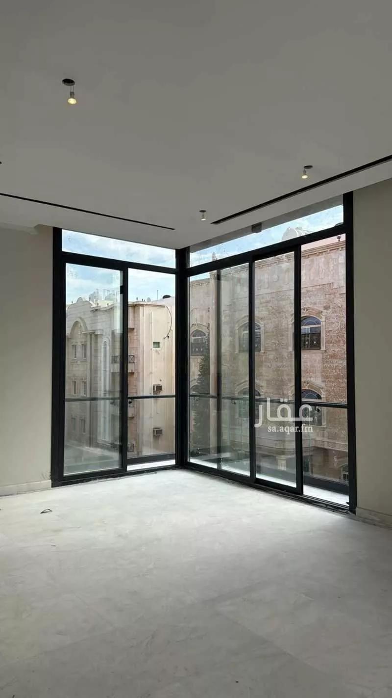 عمارة 645 م² في الروضة 8