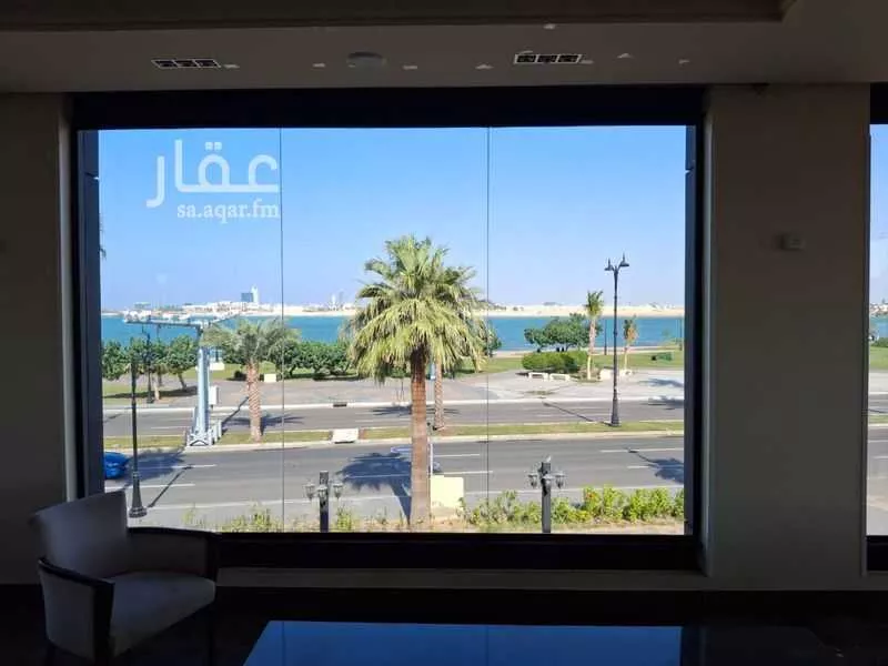 محل 1070 م² في الحمراء 4