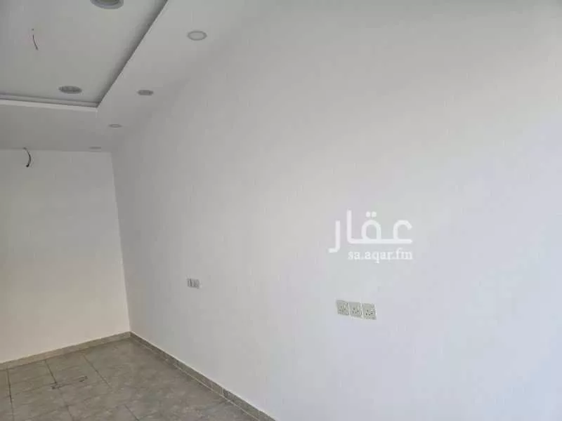 محل 400 م² في القرينة 2