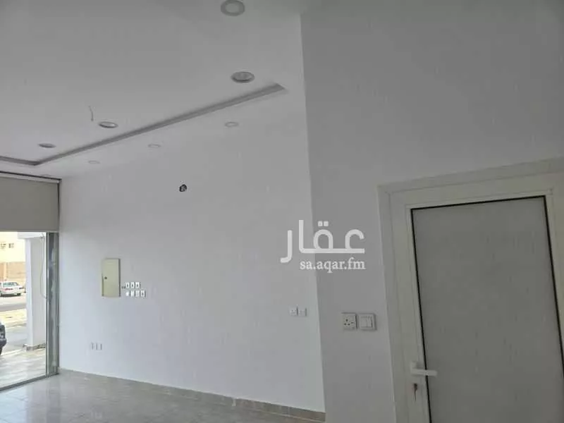 محل 400 م² في القرينة 3