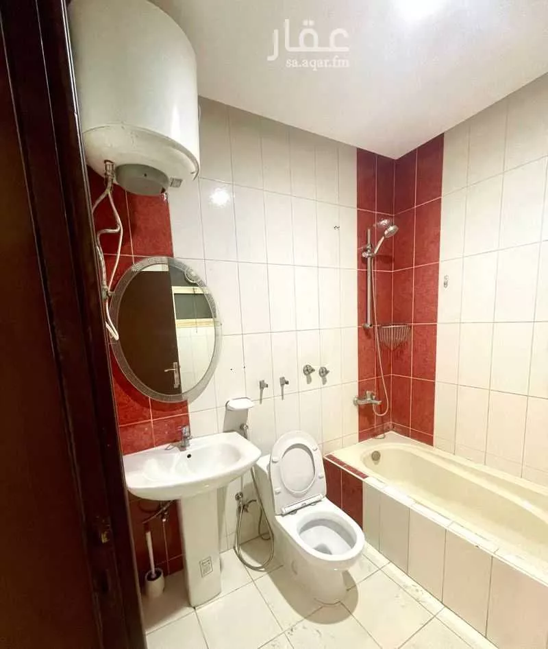 4 bedroom apartment in Al Qusur 5