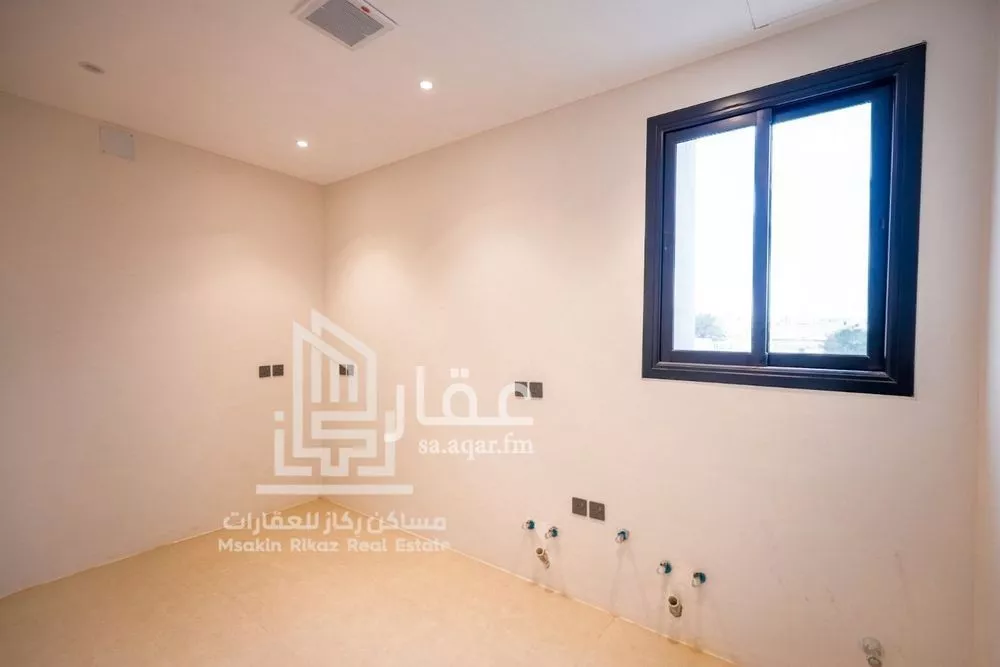 دور 4 غرف في السعادة 8