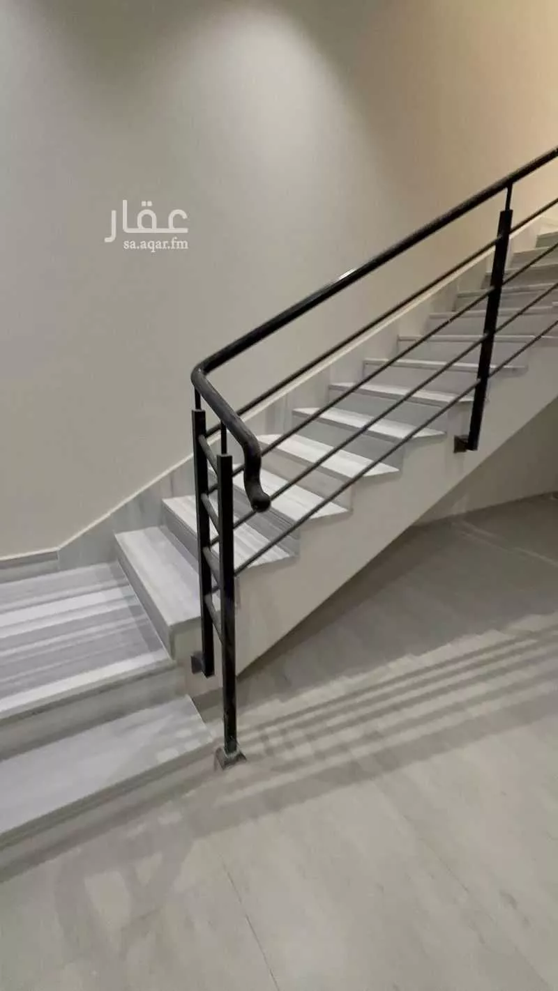 فيلا 5 غرف في العارض 8