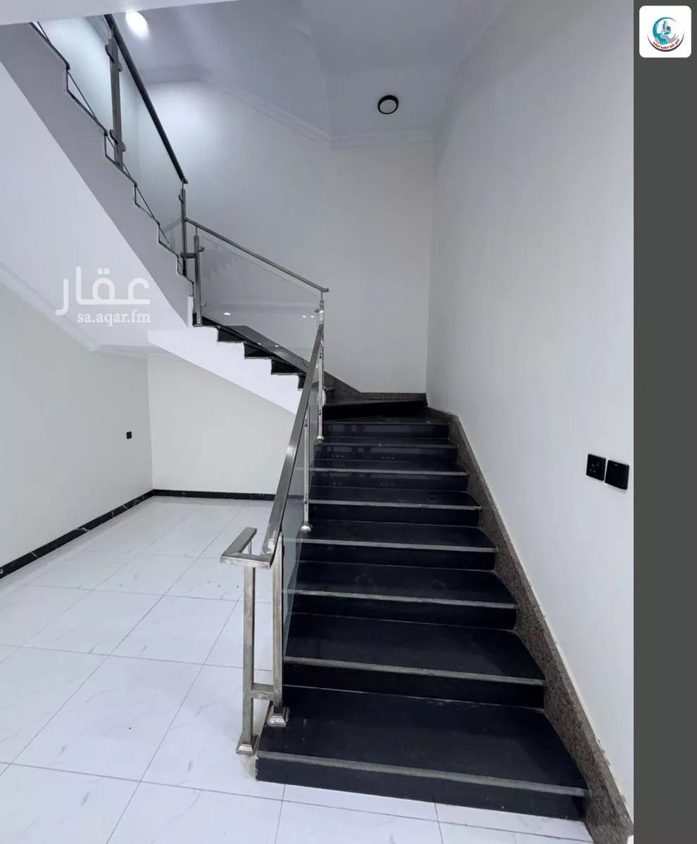 8 bedroom villa in Al Khumrah 11