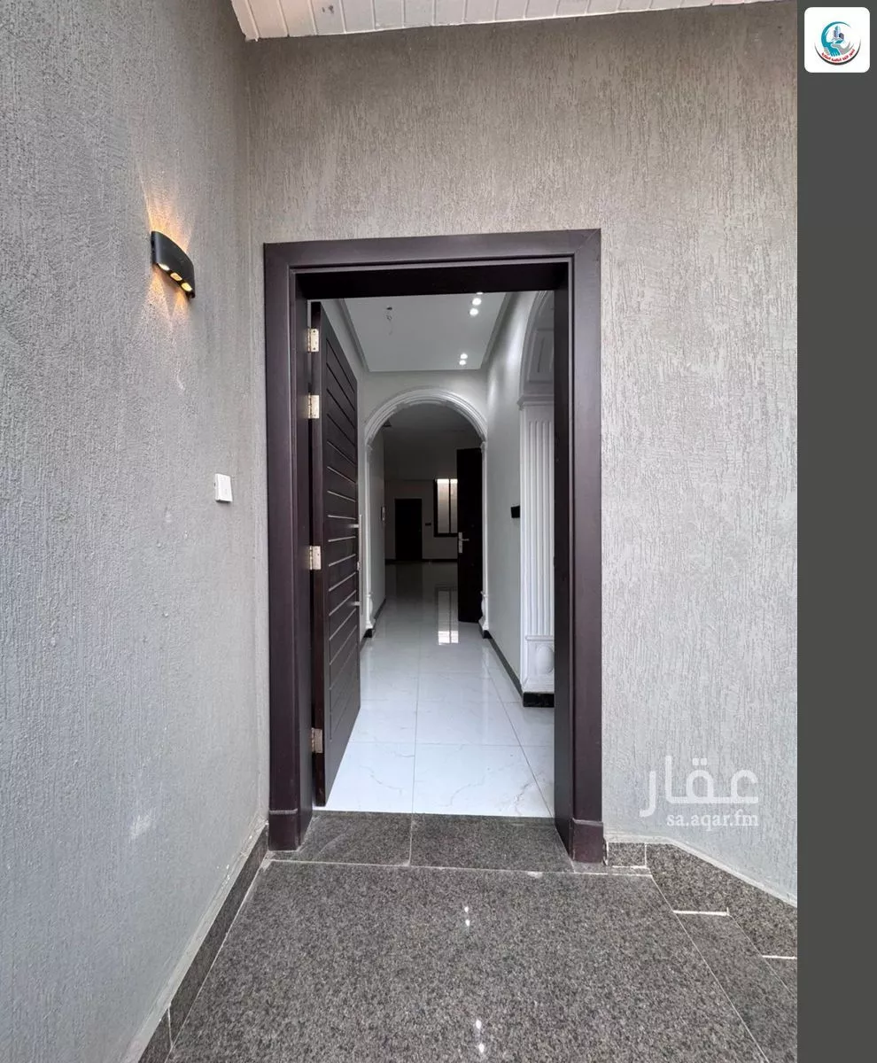 8 bedroom villa in Al Khumrah 4