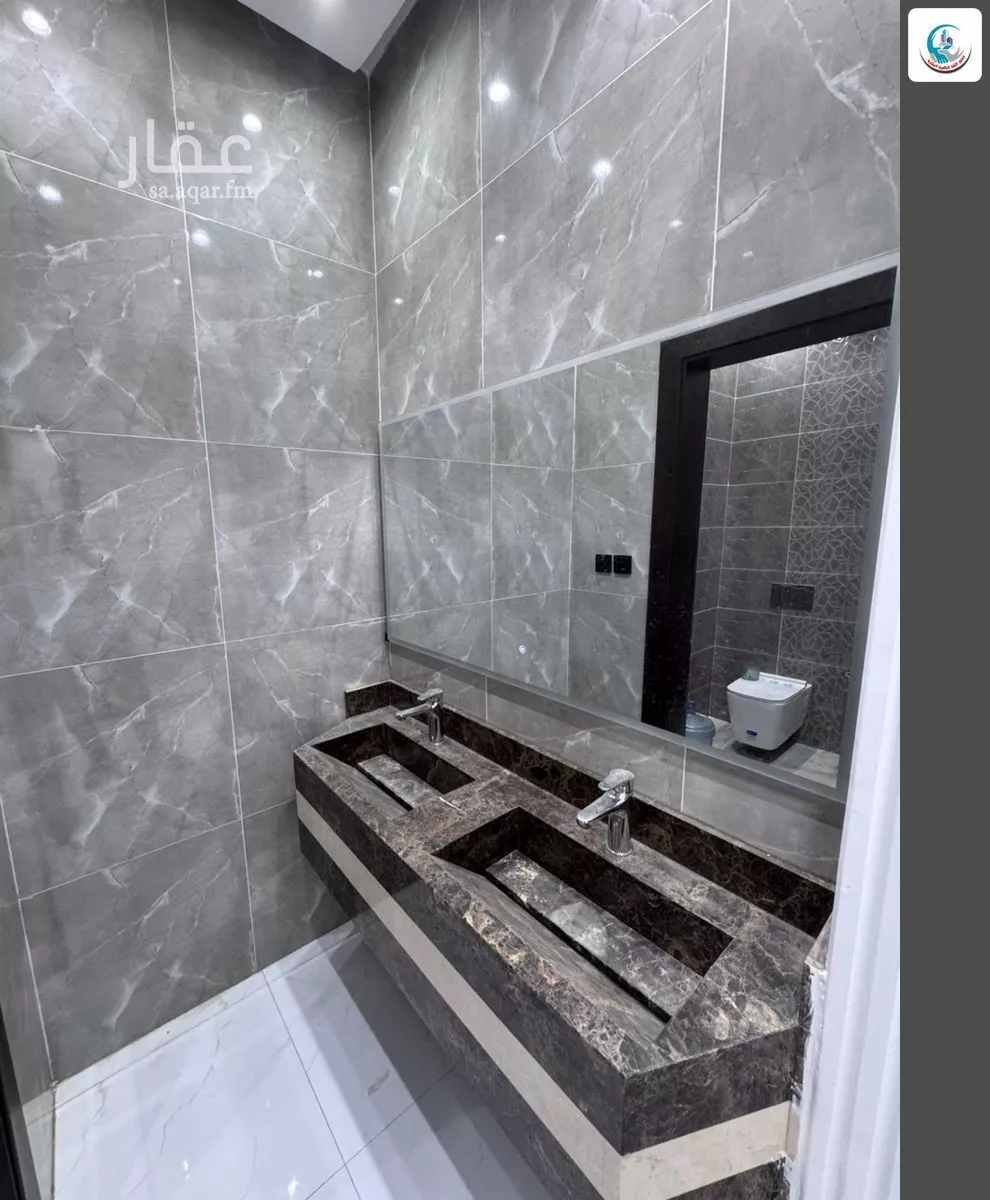 8 bedroom villa in Al Khumrah 5