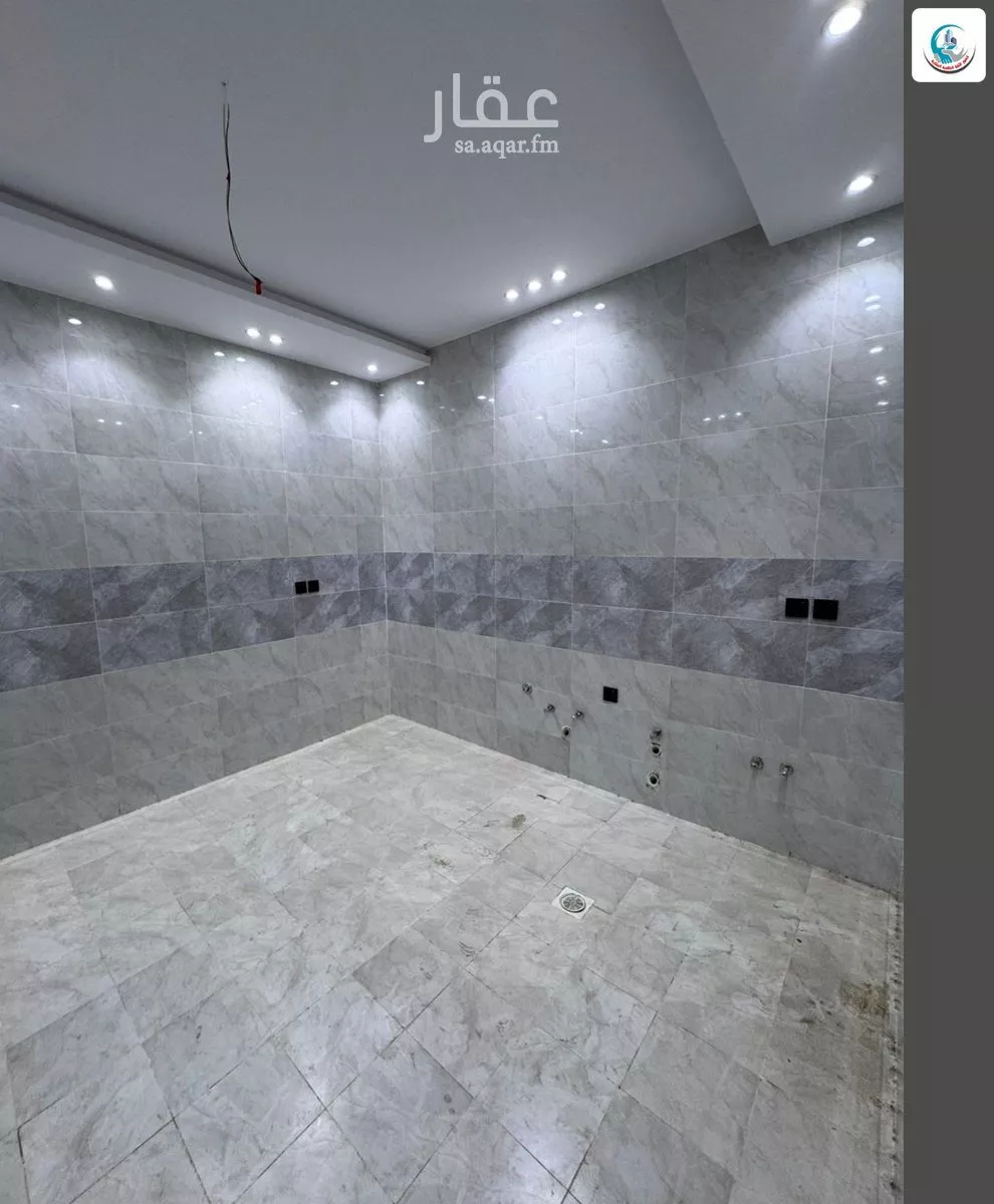 8 bedroom villa in Al Khumrah 9
