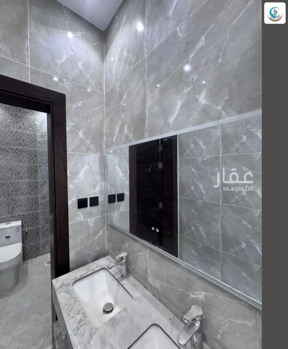 8 bedroom villa in Al Khumrah 10