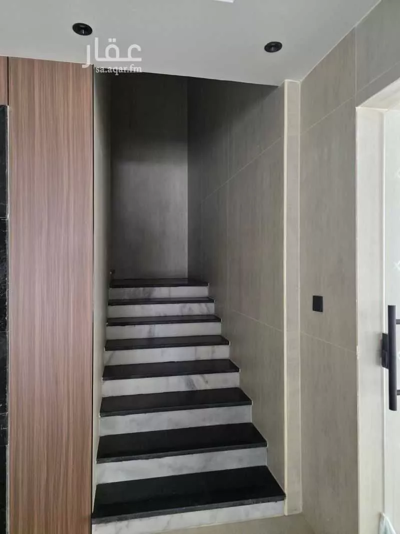 عمارة 127 م² في الروضة 14