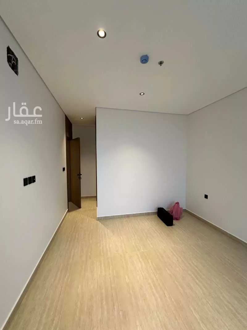 شقة 4 غرف في الخور 6