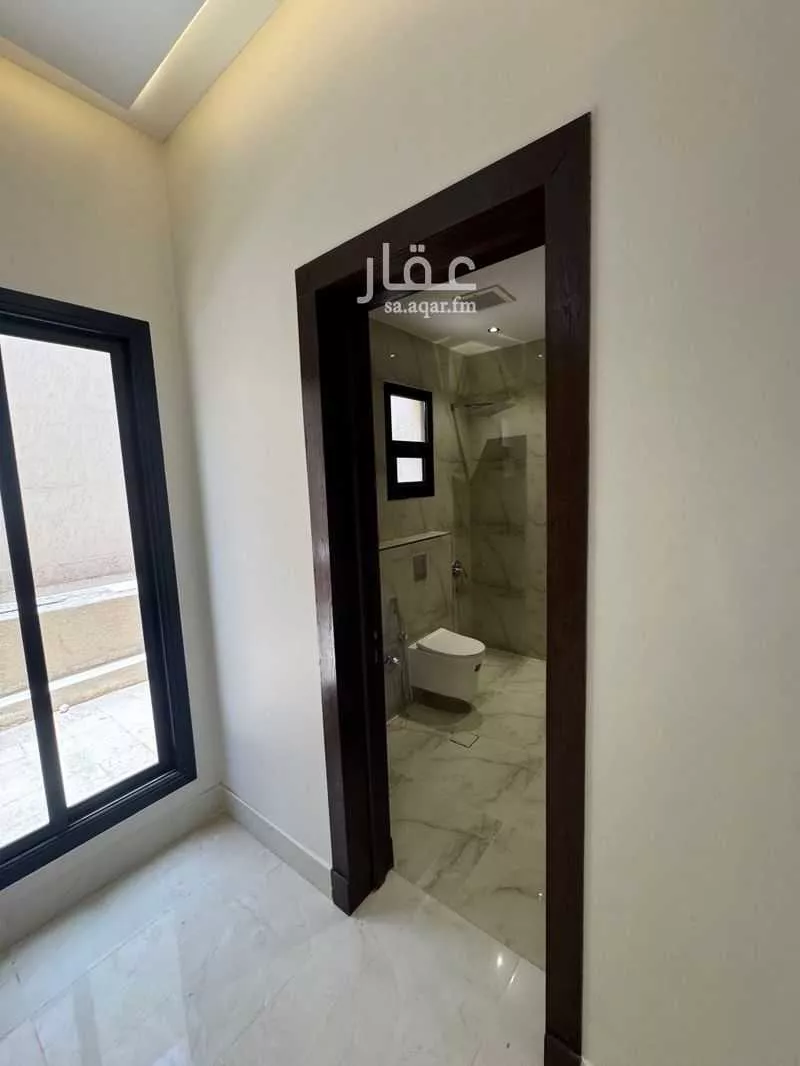 فيلا 7 غرف في الشرق 10