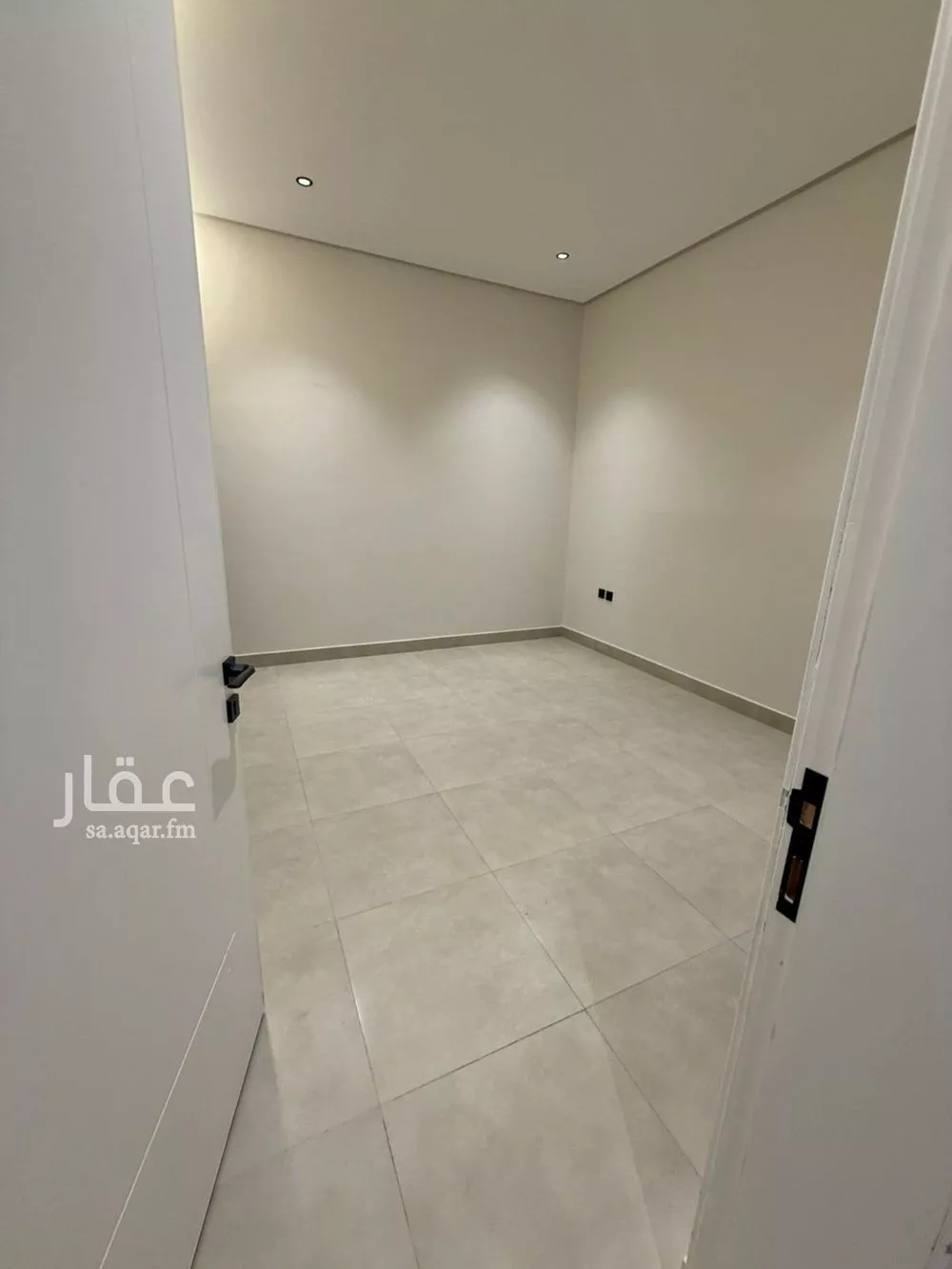 فيلا 3 غرف في العارض 4