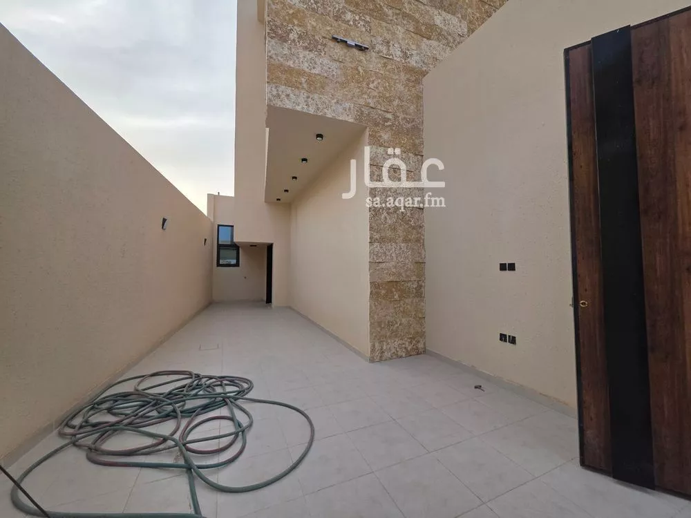 7 bedroom floor in Uhud 2