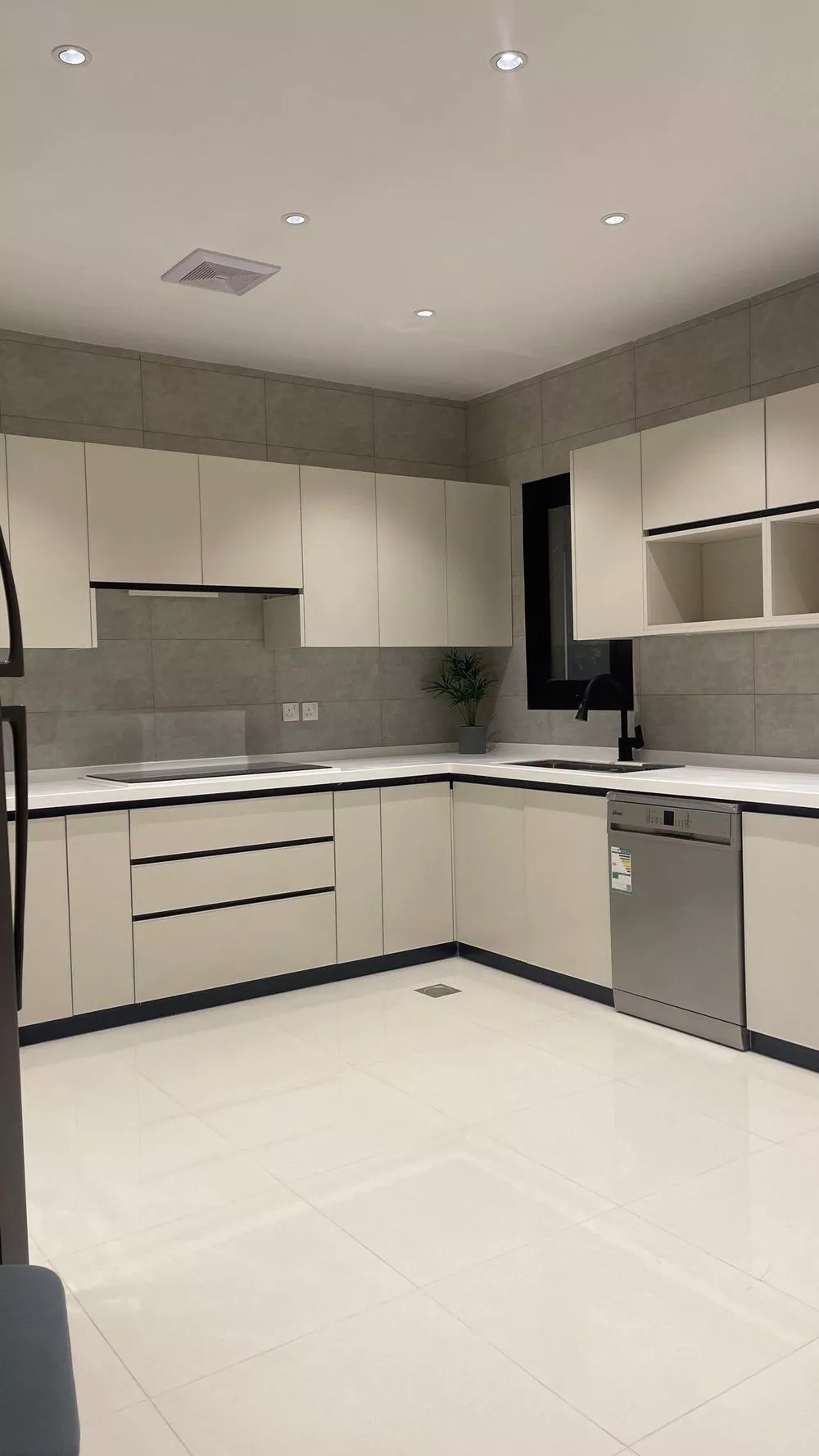 5 bedroom apartment in Al Difa 6