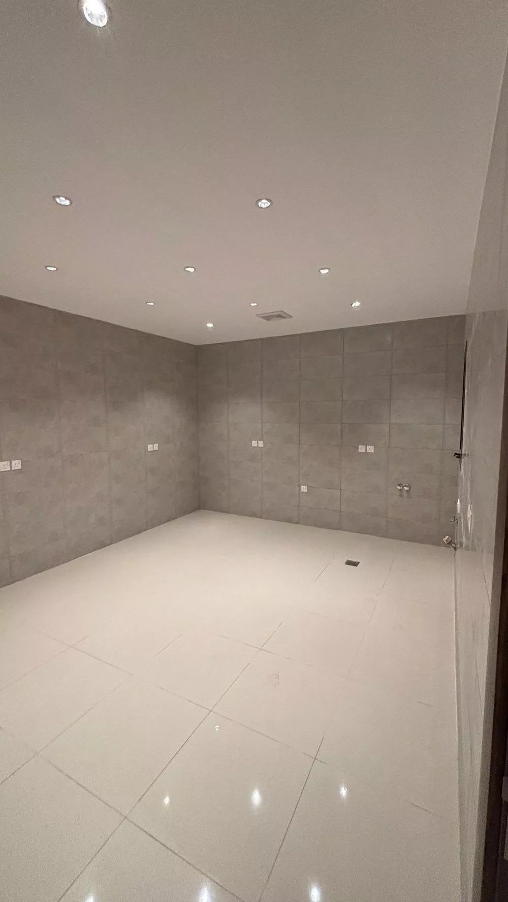 5 bedroom apartment in Al Difa 10