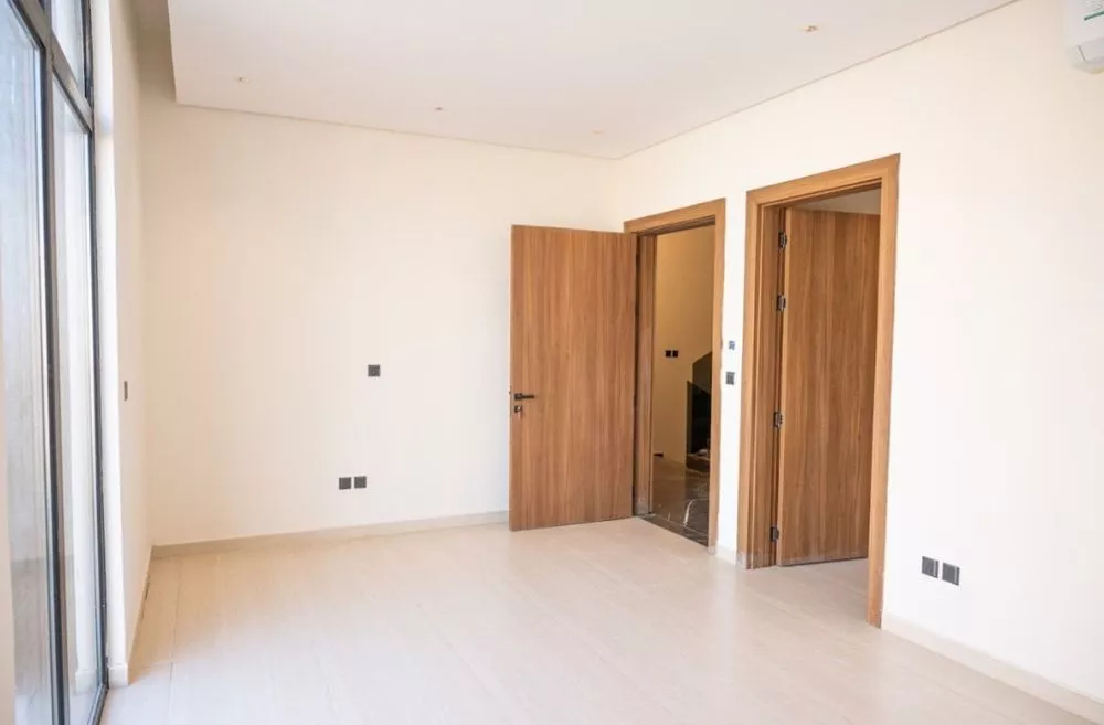 4 bedroom floor in Al Mughrizat 6