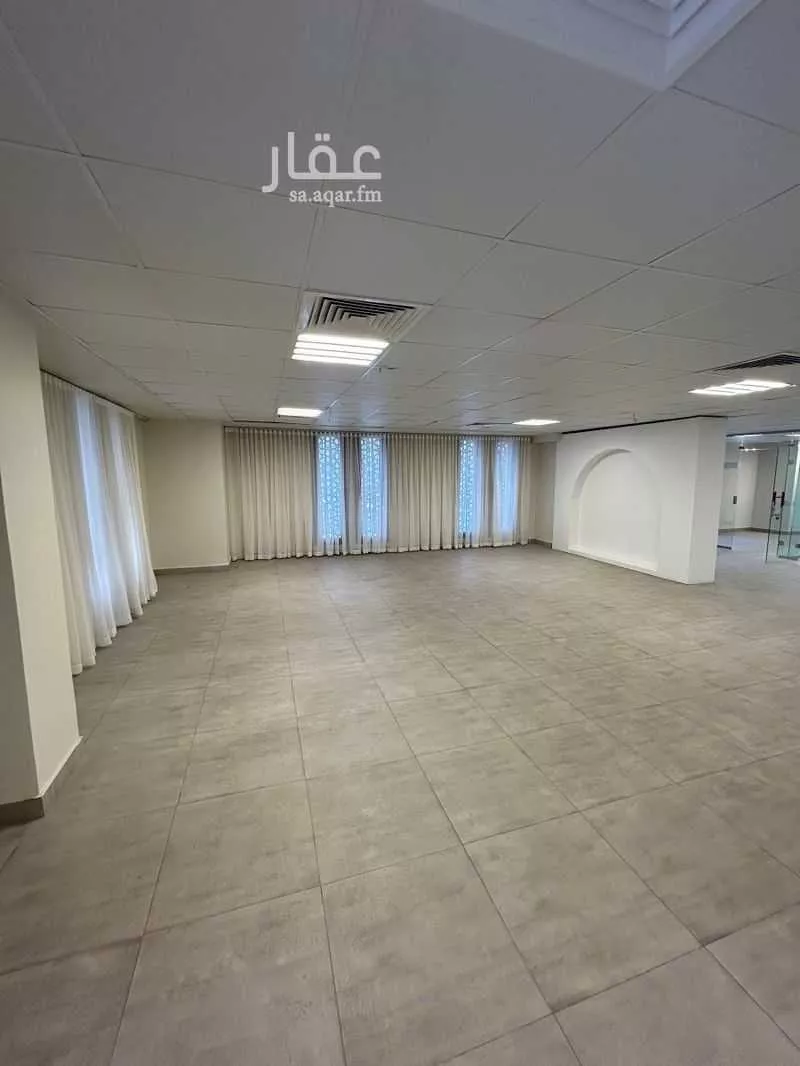 مكتب 2500 م² في الرويس 4