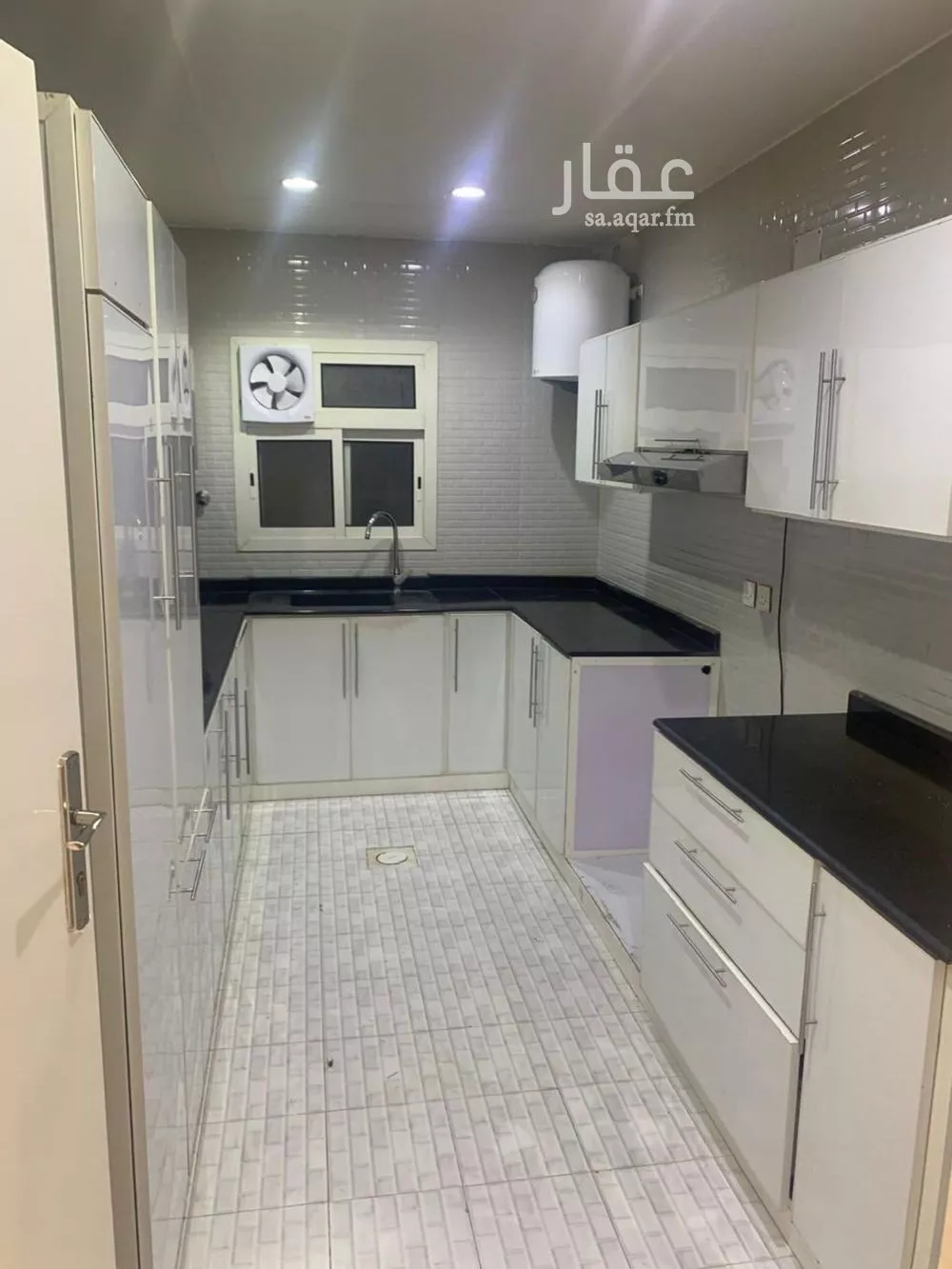 4 bedroom floor in Dhahrat Laban 5