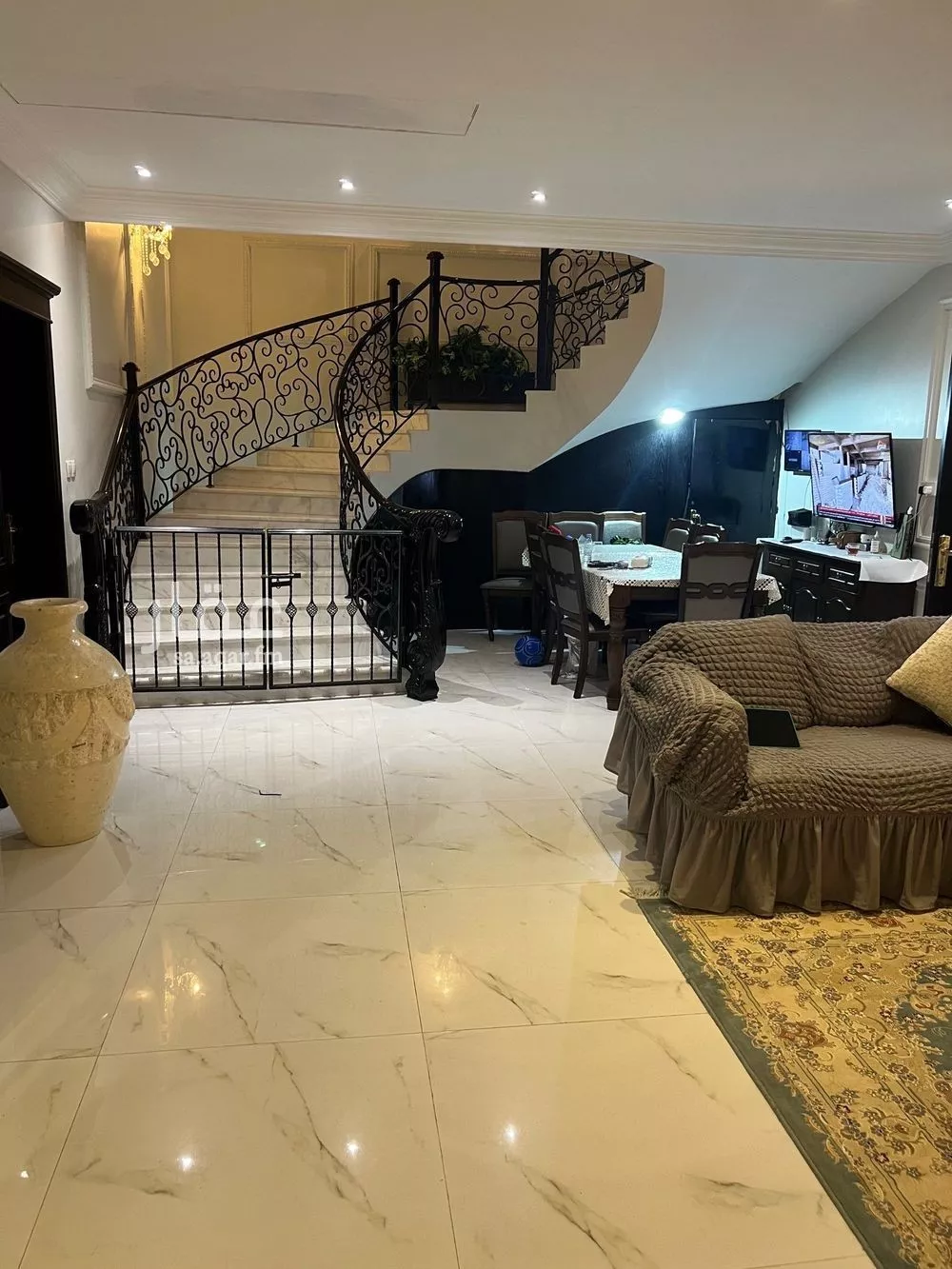 10 bedroom villa in Al Aziziyah 14