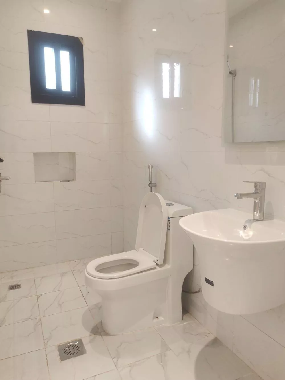 5 bedroom apartment in Al Marwa 10
