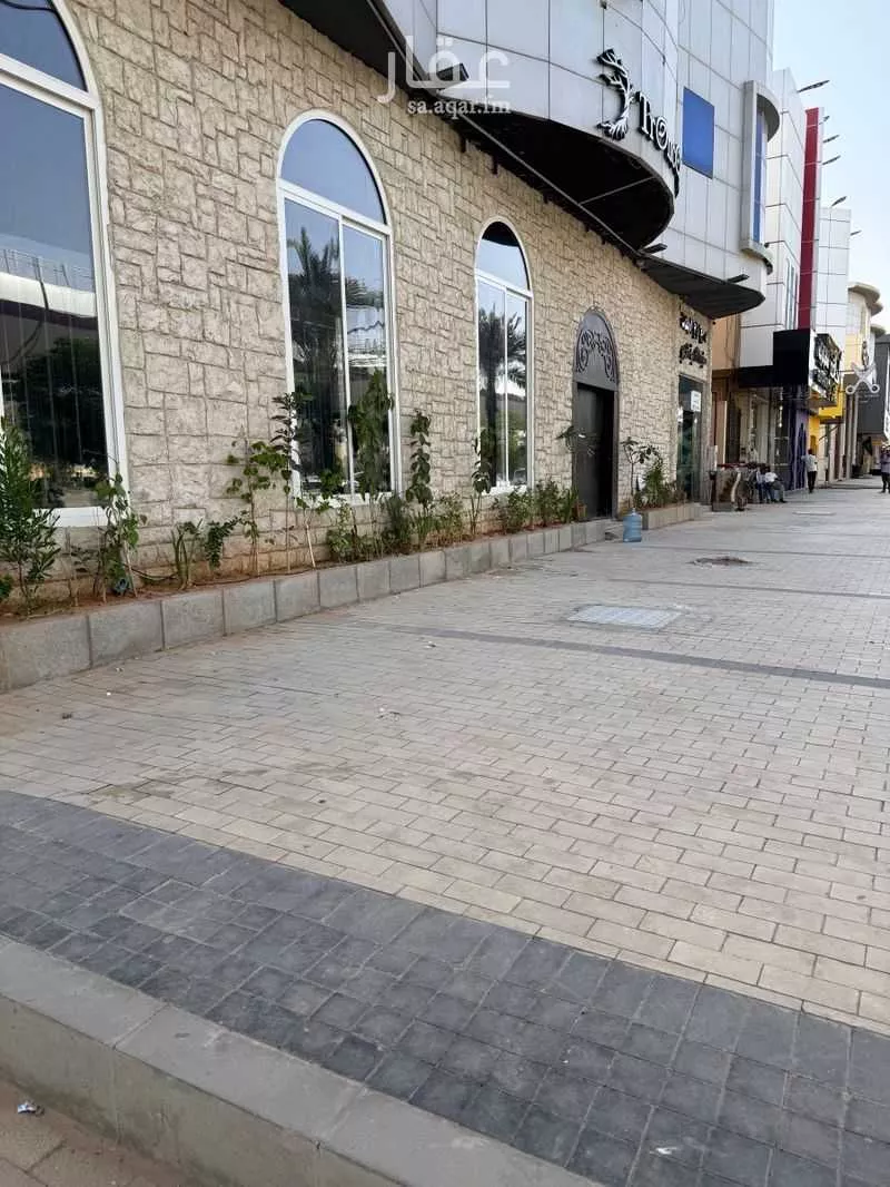 محل 875 م² في الحمراء 2