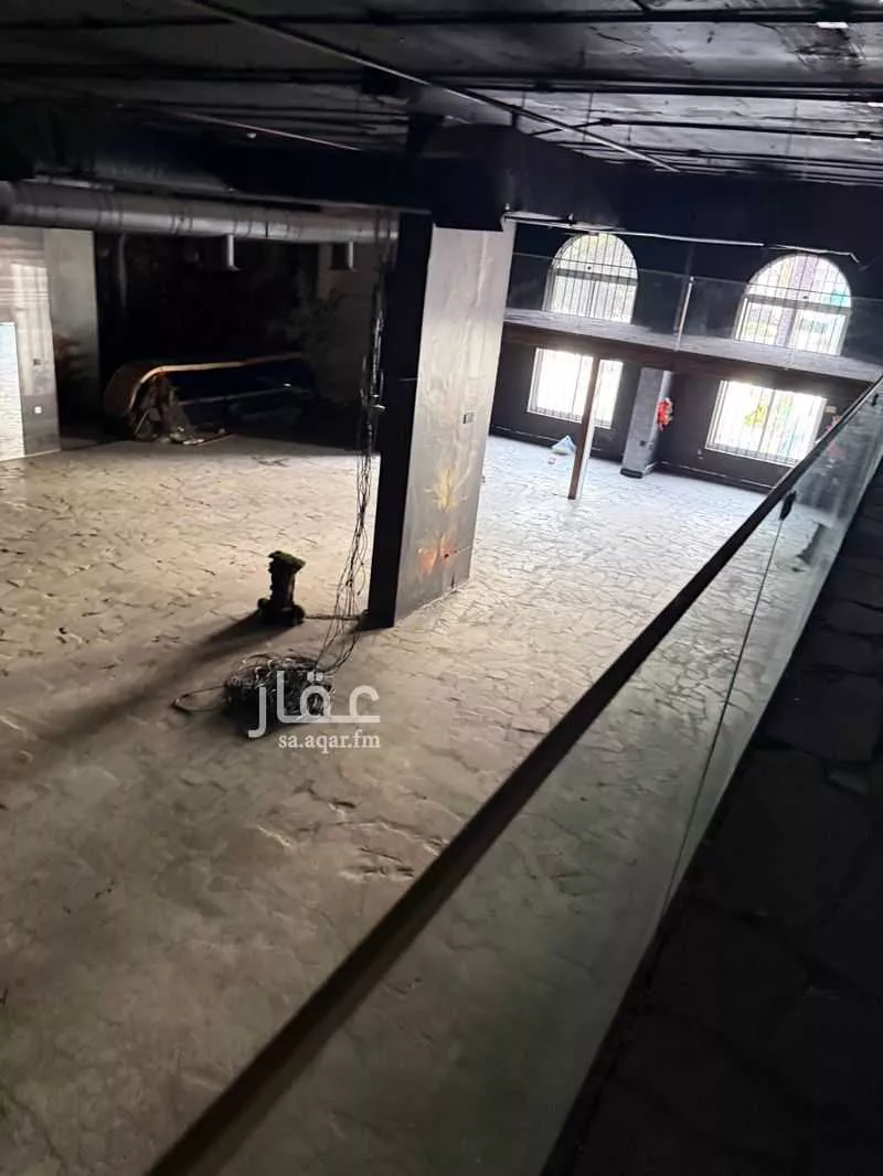 محل 875 م² في الحمراء 6