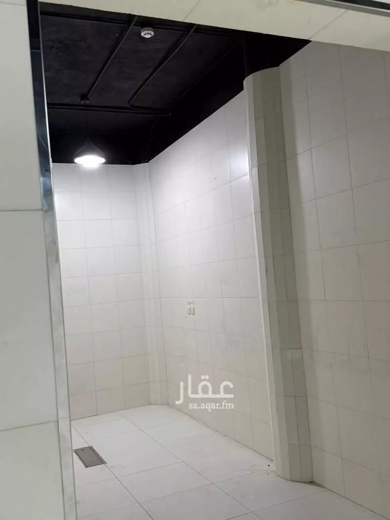 مستودع 340 م² في النظيم 8